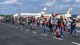 Meski belum jadi moda paling favorit, jumlah pemudik yang menggunakan pesawat terus meningkat setiap tahunnya. Tahun ini diprediksi ada kenaikan 8,4 persen. (ANTARA FOTO/Aji Styawan/aww/18)