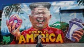 Di akhir pertemuan, Trump dan Kim menandatangani dokumen yang berisi sejumlah kesepakatan. (REUTERS/Mike Bake)