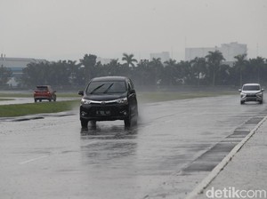 Bukan Hanya Kondisi Ban, Ingat Aturan 3 Detik Agar Menyetir Lebih Aman Saat Hujan