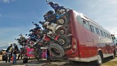 Membawa sepeda motor menuju kampung halaman menjadi pilihan sebagian pemudik guna menghemat pengeluaran, tenaga dan waktu. Tidak adanya angkutan khusus sepeda motor terutama saat musim mudik, membuat motor-motor pemudik diangkut dengan bus. (ANTARA FOTO/kye/18)