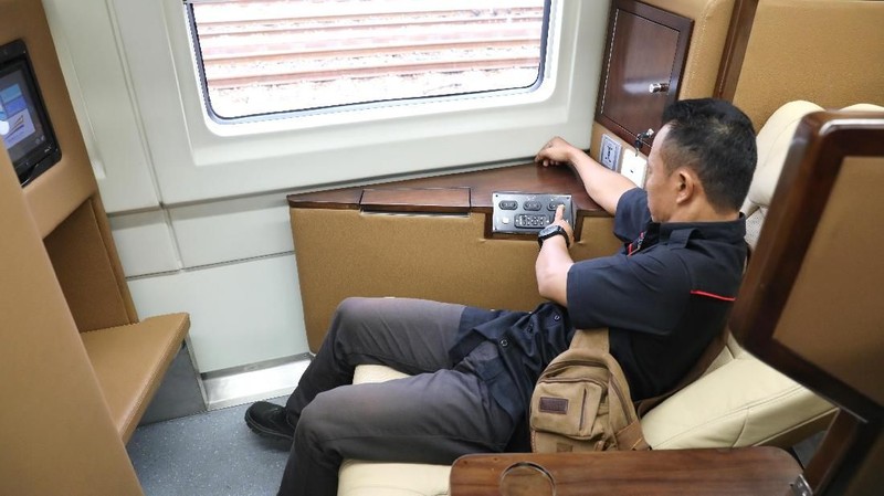 Tiket kereta first class untuk keberangkatan perdana rute Jakarta-Surabaya Hari ini habis terjual.