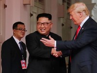 Saling Ejek Selama 2 Tahun, Trump & Kim Jabat Tangan Hari Ini