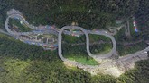 Foto udara sejumlah kendaraan pemudik melintasi Fly Over Kelok Sembilan, di Kabupaten Limapuluhkota, Sumatra Barat, Senin (11/6). Arus mudik ruas jalan penghubung Lintas Tengah Sumatera, Sumbar-Riau itu pada H-4 lebaran terpantau lancar. ANTARA FOTO/Iggoy el Fitra/kye/18