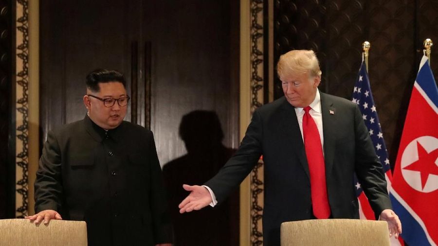 Presiden AS Donald Trump dan pemimpin Korea Utara Kim Jong Un menandatangani dokumen untuk mengakui kemajuan pembicaraan dan berjanji untuk menjaga momentum.