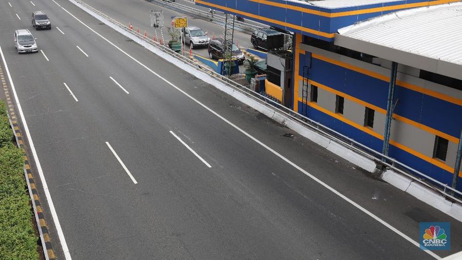Jalan-jalan protokol di Kota Jakarta, Mulai dari Senin cenderung sepi karena telah ditinggal sebagian penduduknya mudik.