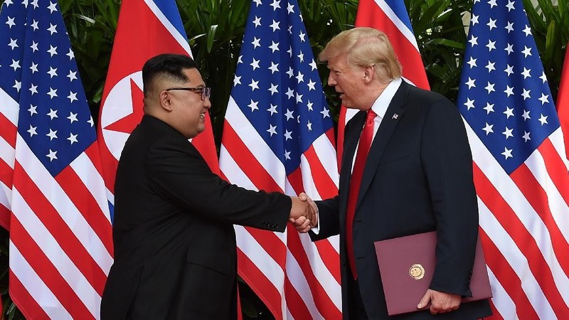 Presiden AS Donald Trump dan pemimpin Korea Utara Kim Jong Un menandatangani dokumen untuk mengakui kemajuan pembicaraan dan berjanji untuk menjaga momentum.