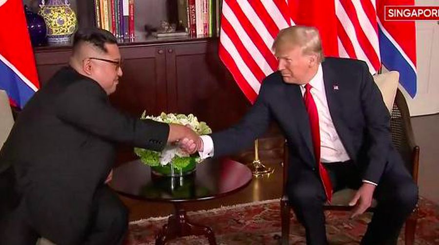 Presiden AS Donald Trump dan pemimpin Korea Utara, Kim Jong Un, akhirnya saling berjabat tangan dalam tatap muka pertama mereka di Singapura hari Selasa.