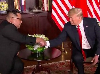 Trump-Kim Akhirnya Bertemu untuk Kali Pertama