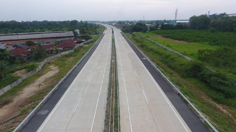 Adanya tol ini mempersingkat waktu tempuh dari Bandara Kualanamu ke Danau Toba, dari sebelumnya hingga 6 jam.