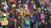 Sebagai gantinya pemerintah menyediakan mudik gratis dan menyediakan angkutan untuk sepeda motor warga hingga ke kampung halaman. (ANTARA FOTO/Moch Asim/foc/18)