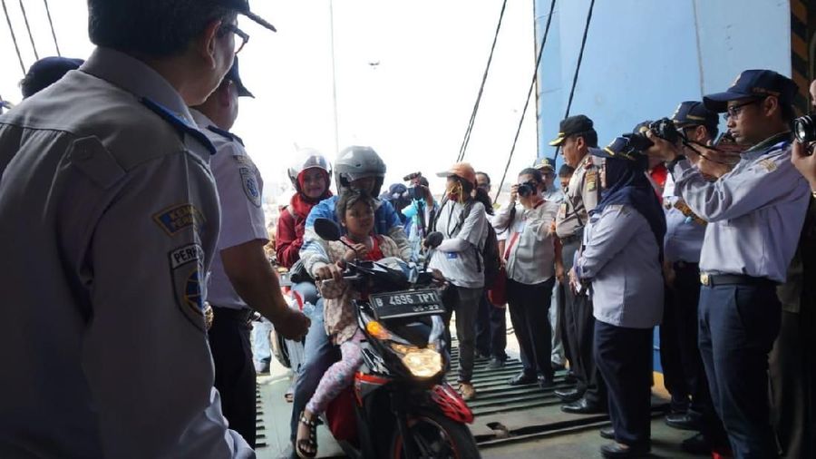 Satu motor dan empa orang anggota keluarga dapat mudik secara gratis.