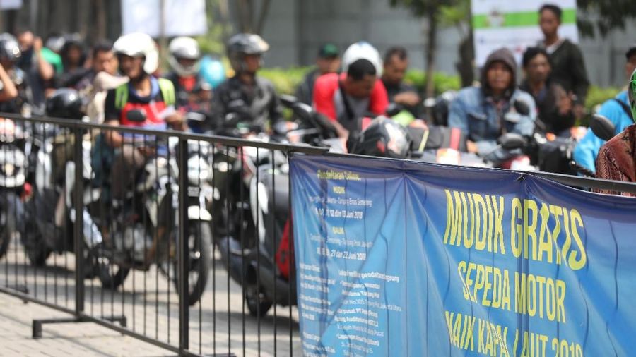 Satu motor dan empa orang anggota keluarga dapat mudik secara gratis.