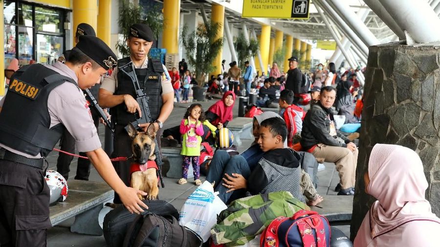 Petugas kepolisian Pelabuhan melakukan pengamanan ketat saat arus mudik untuk memberikan rasa aman dan nyaman bagi para pemudik.