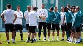 Skuat timnas Jerman mendapat arahan dari pelatih Joachim Loew jelang sesi latihan pertama di Vatutinki CSKA Sports Center, Moskow, Rabu (13/6). (REUTERS/Axel Schmidt)