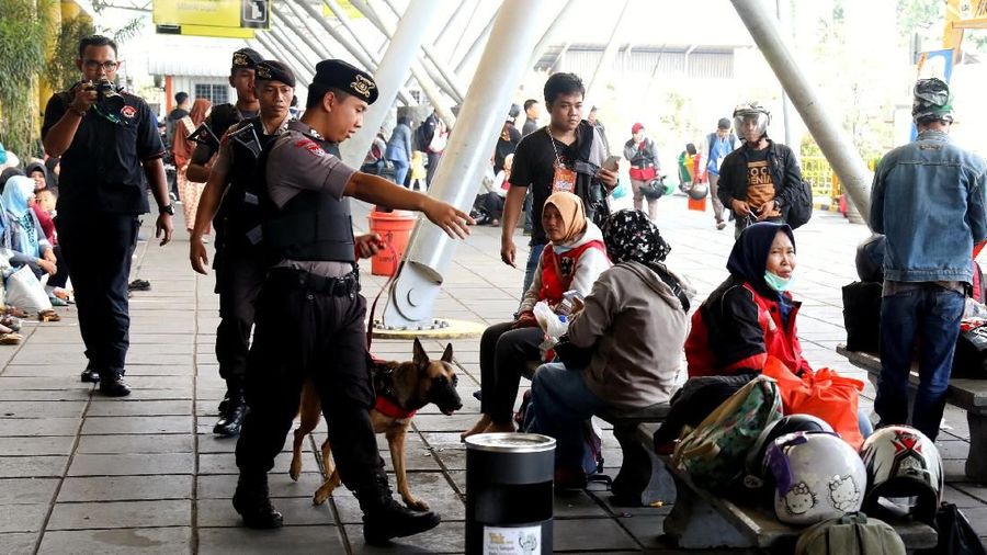 Petugas kepolisian Pelabuhan melakukan pengamanan ketat saat arus mudik untuk memberikan rasa aman dan nyaman bagi para pemudik.