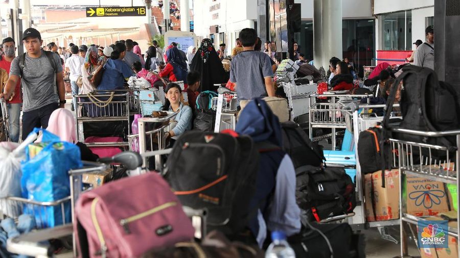 Peningkatan jumlah penumpang mudik kereta api jelang Hari Raya Idul Fitri tahun 2018 mulai terlihat di terminal 1B Bandara Soekarno Hatta.