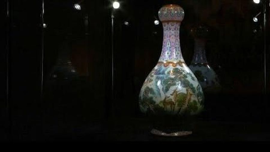 Sebuah vas antik asal China yang tidak sengaja ditemukan di loteng sebuah rumah di Prancis terjual lebih dari Rp 265 miliar dalam lelang di Sotheby's.