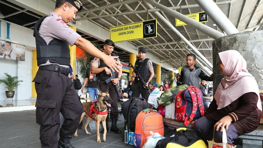 Petugas kepolisian Pelabuhan melakukan pengamanan ketat saat arus mudik untuk memberikan rasa aman dan nyaman bagi para pemudik.