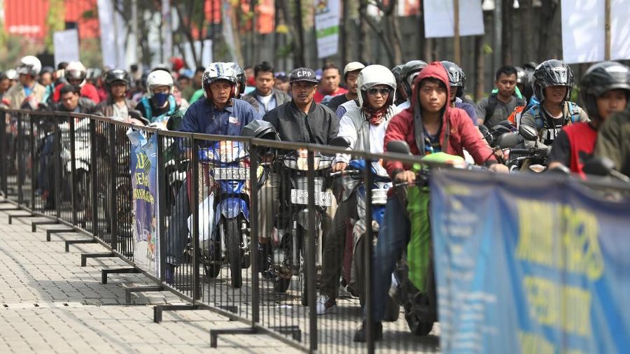 Sepeda motor dan kendaraan pribadi pada umumnya memang jadi persoalan di banyak negara.