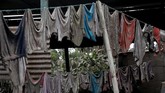 Pakaian yang menggantung dan tertutup abu menunjukkan betapa penduduk kota tak bersiap sama sekali menghadapi gunung berapi tersebut. Banyak dari mereka yang bahkan masih menyantap makan siang sebelum abu panas menyerang pada sore hari. (REUTERS/Carlos Jasso)