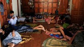 Pesantren Lirboyo juga mengajarkan santrinya berbahasa Arab, meski bahasa pengantarnya masih bahasa Jawa. Para santri pun fasih memahami teks bahasa Arab secara kompleks. (REUTERS/Beawiharta)