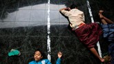 Ia menegaskan bahwa Pesantren Lirboyo tidak setuju terhadap radikalisme. Katanya, sesama Muslim seharusnya tidak memerangi sesamanya, melainkan saling melindungi. (REUTERS/Beawiharta)