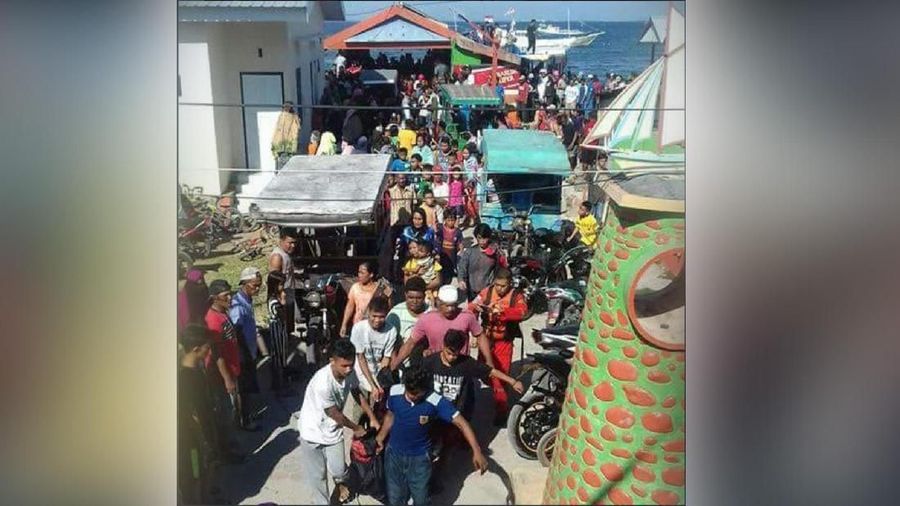 Kapal tersebut tenggelam setelah dihantam angin dan omba besar.
