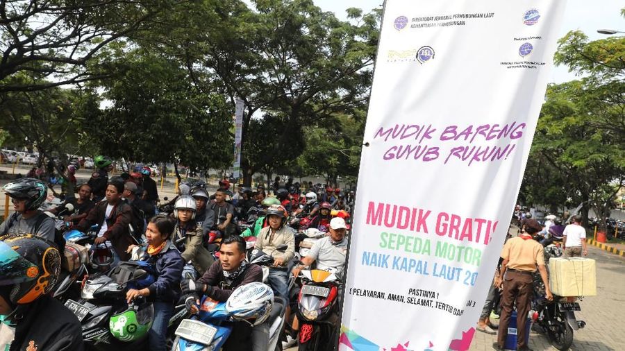 Satu motor dan empa orang anggota keluarga dapat mudik secara gratis.