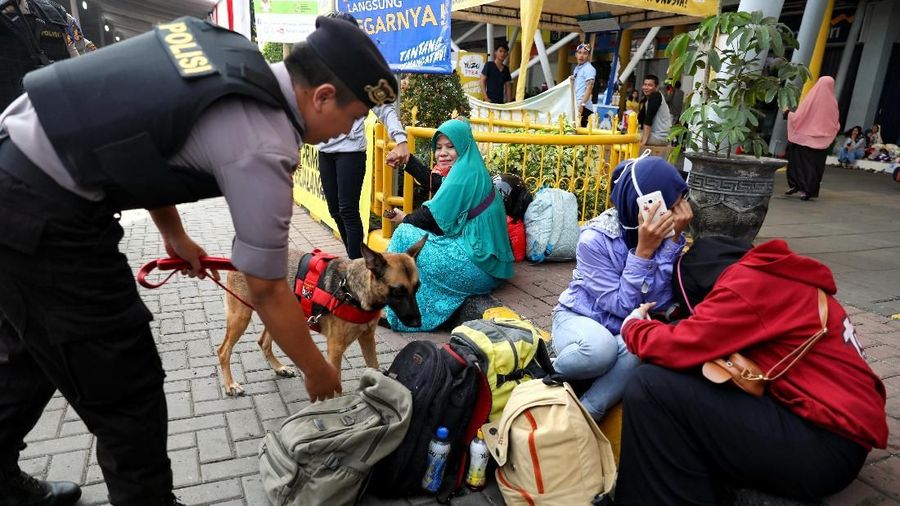 Petugas kepolisian Pelabuhan melakukan pengamanan ketat saat arus mudik untuk memberikan rasa aman dan nyaman bagi para pemudik.
