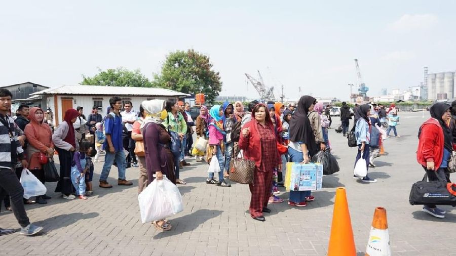 Satu motor dan empa orang anggota keluarga dapat mudik secara gratis.