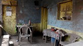 Perabotan masak di dapur yang tertutup abu, lembaran-lembaran Alkitab yang tercecer terbawa abu panas, serta hewan ternak yang tergeletak mati di halaman rumah menjadi gambaran San Miguel Los Lates saat ini. (REUTERS/Carlos Jasso)