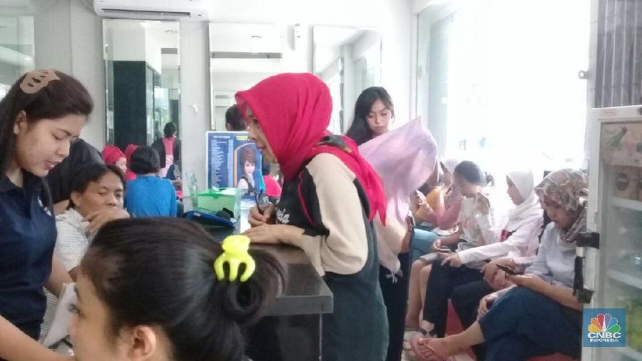 Kebutuhan untuk tampil cantik saat lebaran membuat jasa salon kecantikan diburu orang, pengunjung naik hingga 30%