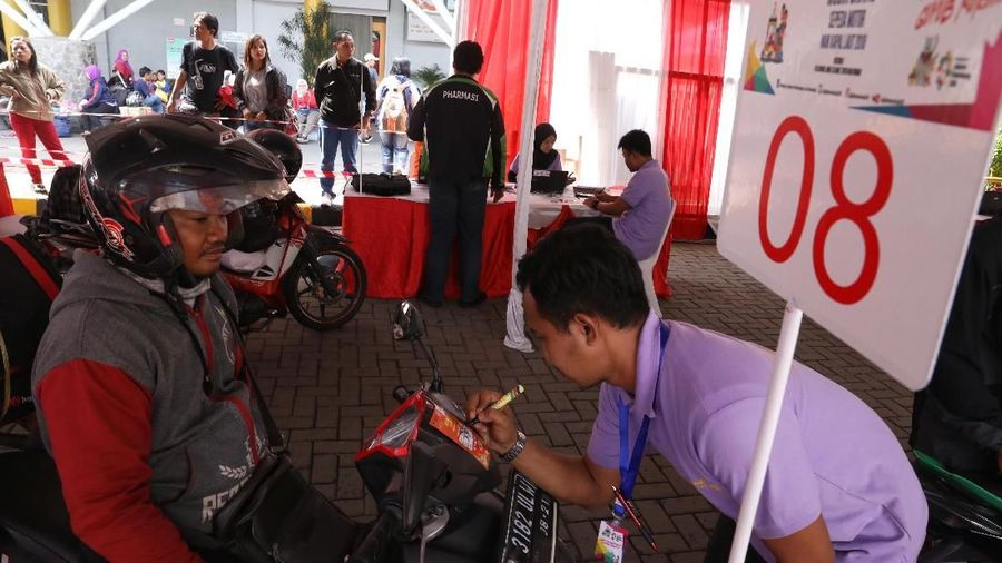 Satu motor dan empa orang anggota keluarga dapat mudik secara gratis.