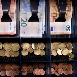 Tanpa Tenaga, Euro Tertahan Di Level Terendah 3 Pekan