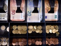 Dolar AS Melemah Lawan Euro, Tapi Masih Ungguli Poundsterling