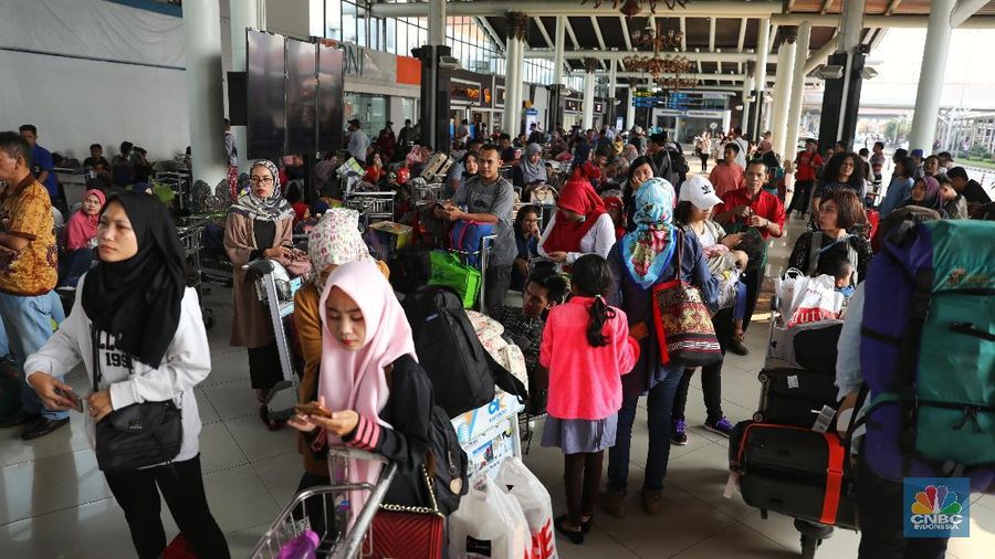 Peningkatan jumlah penumpang mudik kereta api jelang Hari Raya Idul Fitri tahun 2018 mulai terlihat di terminal 1B Bandara Soekarno Hatta.