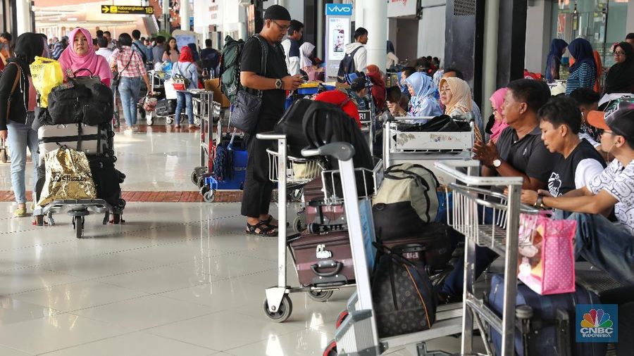 Peningkatan jumlah penumpang mudik kereta api jelang Hari Raya Idul Fitri tahun 2018 mulai terlihat di terminal 1B Bandara Soekarno Hatta.