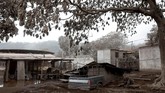Di tengah gemuruh suara gunung berapi yang bersiap-siap memuntahkan isi perut, banyak dari penduduk kota lebih memilih untuk tak mengungsi, berharap dewi keberuntungan yang menyertai mereka selama beberapa dekade akan melindungi. (REUTERS/Carlos Jasso)