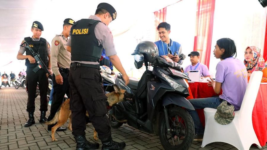 Petugas kepolisian Pelabuhan melakukan pengamanan ketat saat arus mudik untuk memberikan rasa aman dan nyaman bagi para pemudik.