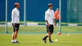 Pelatih timnas Jerman Joachim Loew dan asisten pelatih Thomas Schneider memantau kondisi tempat latihan timnya di Vatutinki CSKA Sports Center, Moskow. Ini merupakan latihan pertama timnas Jerman di Rusia. (REUTERS/Axel Schmidt)