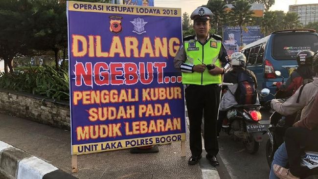  Spanduk Unik Dilarang Ngebut Penggali Kubur Mudik Lebaran