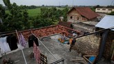 Santri yang ingin berpartisipasi dalam sesi pembelajaran Alquran khusus di bulan Ramadan, harus membayar Rp35 ribu. Namun mereka harus memasak dan mencuci baju sendiri. (REUTERS/Beawiharta)