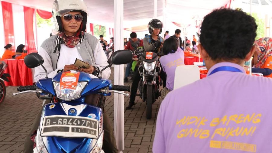 Satu motor dan empa orang anggota keluarga dapat mudik secara gratis.