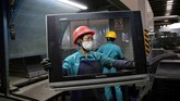 Para pekerja membuang televisi-televisi bekas di sebuah pabrik daur ulang di Neijiang, Provinsi Sichuan, China. (REUTERS/Stringer)