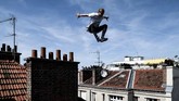 Di kota Paris, Perancis, Johan Tonnoir berlatih Parkour, sebuah metode olahraga melewati rintangan-rintangan yang dikembangkan dari latihan militer