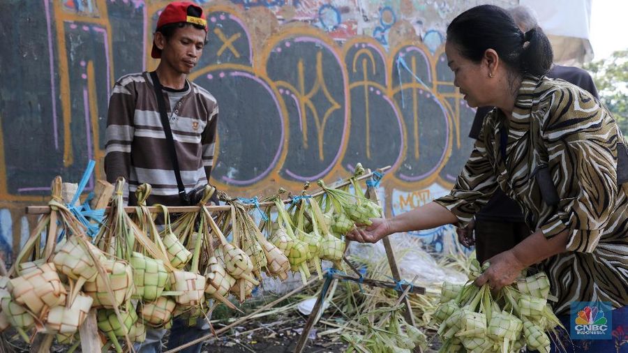 Ketupat menjadi masakan khas bagi warga yang merayakan hari raya idul Fitri.