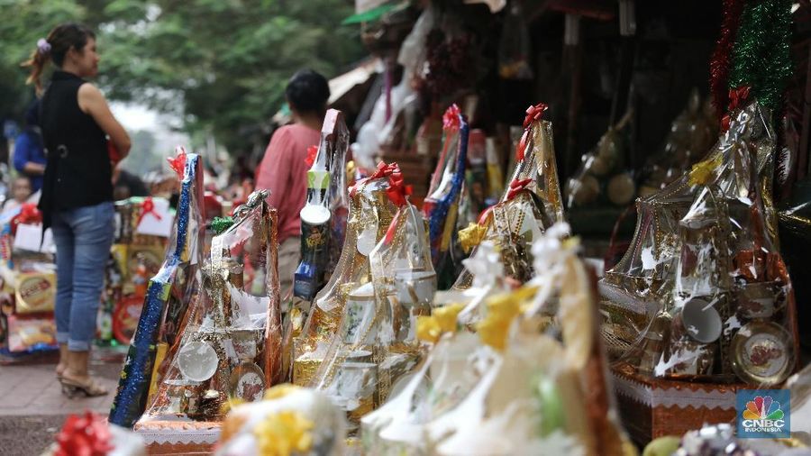 Harga yang dijual sekitar Rp 150.000 hingga Rp 2.000.000 tergantung isi dan besarnya parcel.