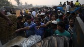 Mereka termasuk di antara 700 ribu muslim Rohingya yang melarikan diri dari penumpasan militer Myanmar. (REUTERS/Clodagh Kilcoyne)