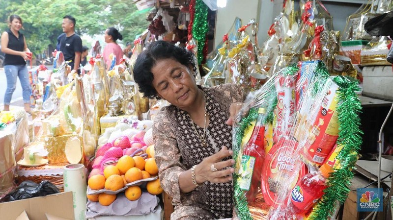 Harga yang dijual sekitar Rp 150.000 hingga Rp 2.000.000 tergantung isi dan besarnya parcel.