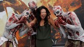 Peserta pameran berfoto dengan para zombie dari gim Dying Light 2 di gelaran E3. (REUTERS/Mike Blake)